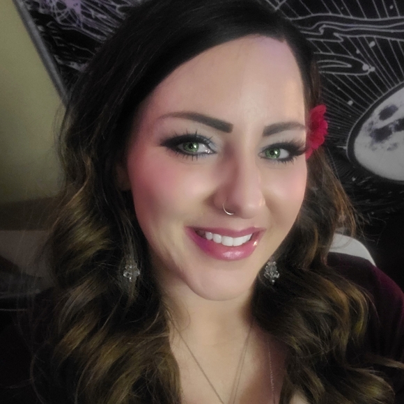 Meet your Posher, Amanda - Picture 2 of 2